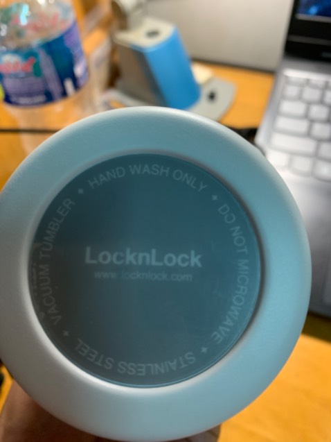 Đổ nước nóng vào từ 16h mà đến sáng hôm sau 8h mở ra vẫn còn ấm ấm.
Bên ngoài thành bình không bị ấm lên, riêng cái nắp nhựa thì ấm ấm.
Lật bình không bị rỉ nước.
Thiết kế đóng mở nắp thông minh, tiện lợi.
Bình này có gioăng cao su nên mọi người nên hạn chế rửa xà phòng, nước rẻ chén nhé. Lờn gioăng là mất giữ nước.
Không biết cách check mã LocknLock nên ko check đc.