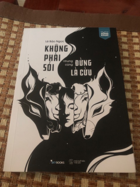 Mua cũng lâu lâu r nma hnay đọc hơn 1/2 cuốn mới ngoi lên feedback sách. Bản thân rất đam mê tâm lý học :))) siêu mê, cuốn sách này viết về các vấn đề tâm lý rất dễ hiểu, không nhiều thuật ngữ chuyên ngành nên dễ tiếp cận, mình học được khá nhiều điều, cũng lý giải và cắt nghĩa nhiều khía cạnh tâm lý trong cuộc sống. Rất đáng đọc, có giá trị tham khảo, rcm ai yêu thích tìm hiểu tâm lý học đọc cuốn sách này 😘 Lý thuyết và học thuyết hơi nhiều các bạn có thể cân nhắc trước nhíe