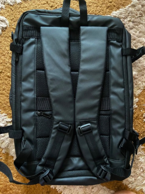 Ba lô được thiết kế đẹp, sức chứa lớn. Vật liệu khá. Dây kéo tốt. May tốt.