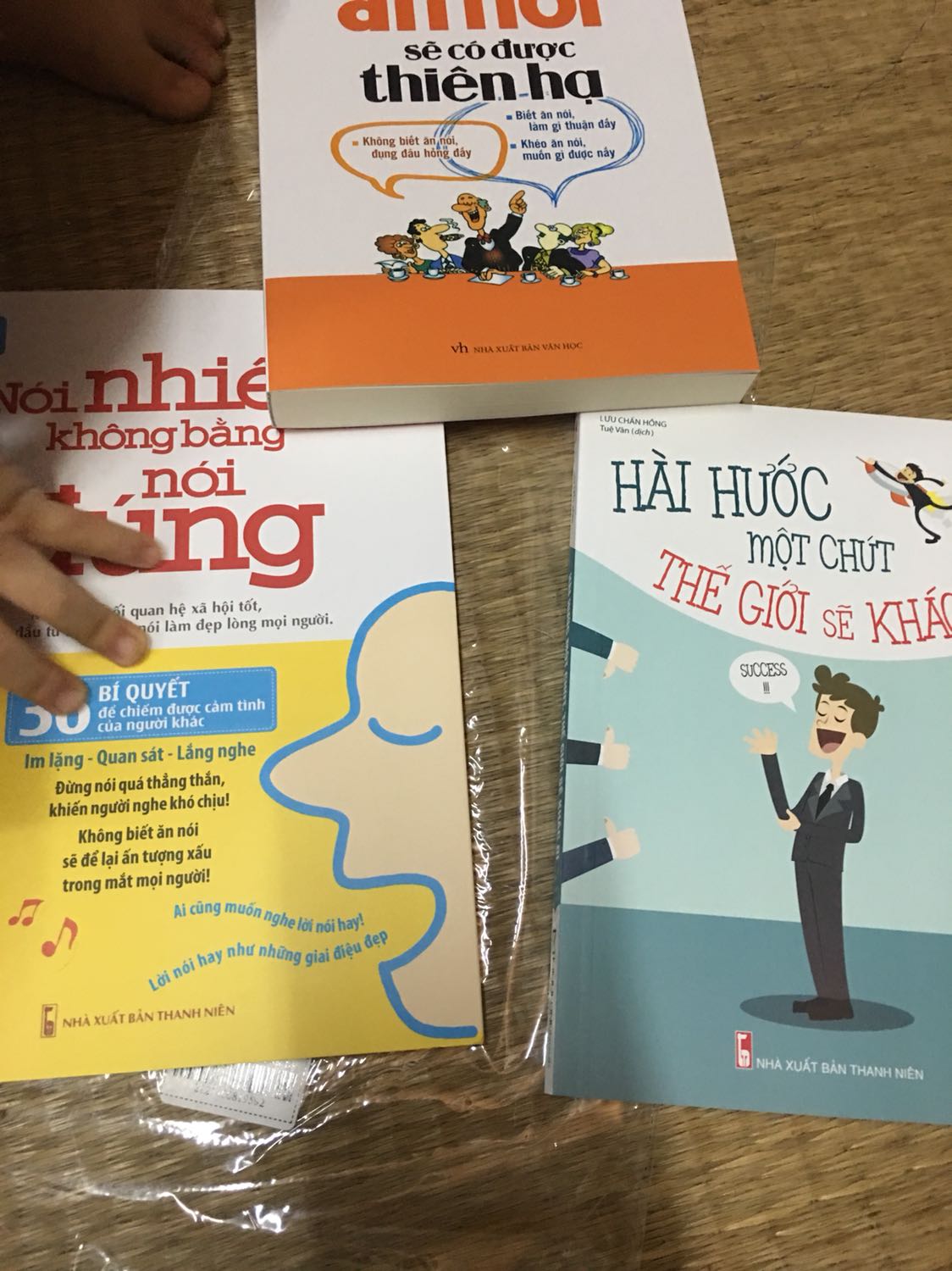 Sách mới, giao hàng nhanh nhưng hơi buồn vì kiti gửi nhầm cho mình cuốn nói thế nào để được chào đón thành quyển hài hước một chút thế giới sẽ khác đi,