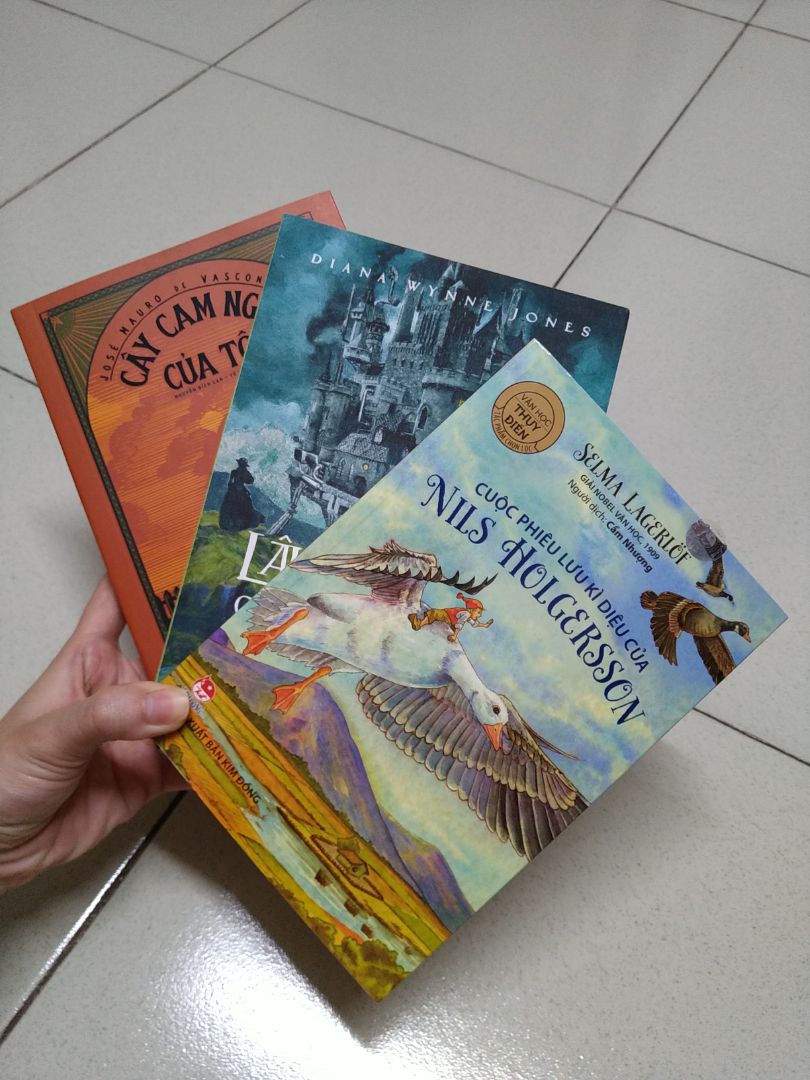 Lâu lâu đổi gió đọc lại những quyển truyện thiếu nhi thế này sẽ cảm thấy rất thú vị. Bản dịch này ổn, giấy theo mình cảm nhận là hơi mỏng nhưng màu ngà nên dịu mắt, chữ to thích hợp cho các bé nữa.