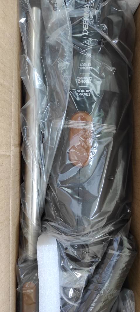 Máy hút bụi này có giá 438.000 đồng (đã bao gồm phí vận chuyển). Cắm điện vào máy chạy. Hút bụi trong chiếu, thảm ra ngoài. Khi hút xong gỡ giấy lọc gõ gõ nhiều phát cho bụi rơi ra.