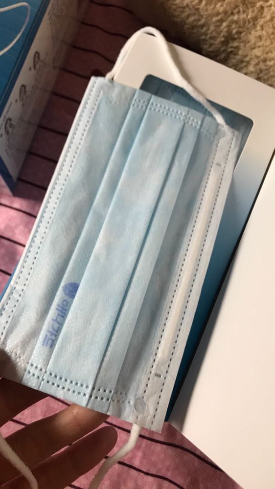 Khẩu trang dùng thích nên mình tìm mua bằng được, mỏng nhưng dai không bị xù lông dể thở, mà so với loại cũ mình mua ở viettel thì logo cũ in chìm mờ hơn logo của shop in ở ngoài không biết khác nhau j k