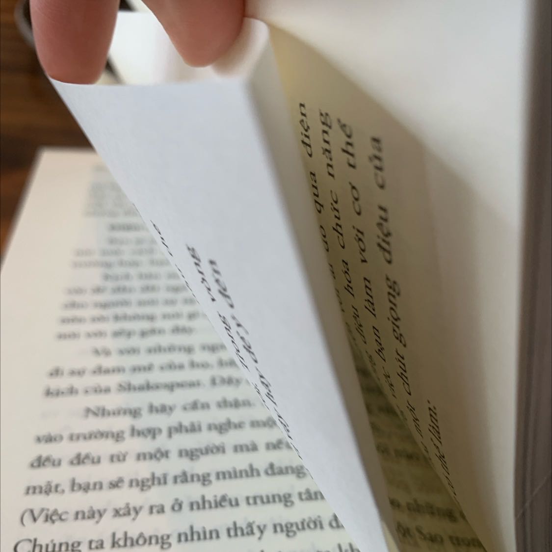 Sách bị dính một vài trang, gây bất tiện cho người đọc