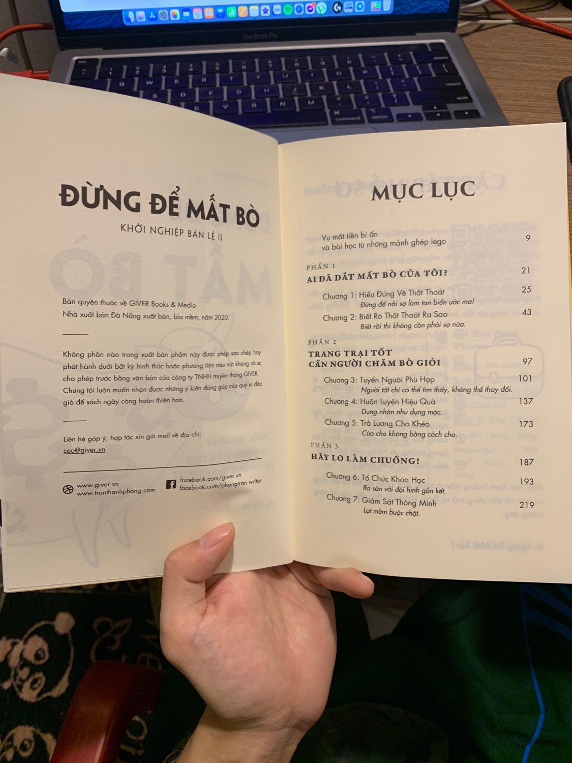 Khởi nghiệp bán lẻ, khởi nghiệp du kích, Lối tắt khởi nghiệp, và trên tay là cuốn Đừng để mất bò, một siêu phẩm kiến thức hữu ích nữa của anh Phong lại nằm trong tủ sách yêu thích của em, cám ơn anh Phong.