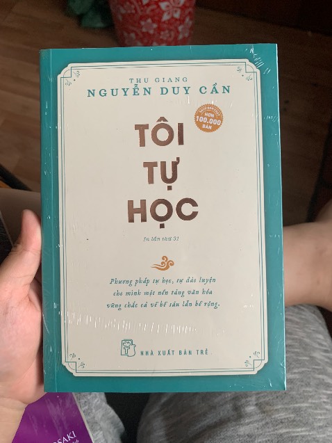 Nội dung: có nhiều góc nhìn hay ho về việc học trong sách này mà mình rất tâm đắc đó là: kiến thức thì cần phải tiêu hoá và phải làm sao mà mình vận dụng được mà chẳng cần tâm sức để nhớ ấy mới là kiến thức hữu dụng và sự học có hiệu quả; tìm hiểu về chủ đề hay tác phẩm gì thì nên tìm đến cái gốc của nó thì mới hiểu đúng được ý tác giả chứ ko nên đọc qua góc nhìn phân tích của các tác giả khác, nếu như là sách ngoại văn thì có thể tham khảo từ góc nhìn bình phẩm của tác giả trong nước trước rồi tìm đến tác phẩm gốc cũng được, còn tốt hơn nữa thì có thể học ngoại ngữ để tự mình khám phá cái hay của tác phẩm gốc. Qua đó tác giả cũng khuyến khích việc học ngoại ngữ  nhiều hơn. Ngoài ra cũng có nhiều tư duy, góc nhìn về việc học và cách học mình thấy cũng hay mà tự mỗi người nên đọc để học hỏi. Tuy nhiên, vì tác giả sống cách thời của mình hiện tại khoảng 100 năm nên chữ nghĩa câu từ sẽ có nhiều cái nó ko mang nghĩa như hiện tại mình hiểu nên nếu đọc thì cần tra mạng để hiểu đúng ý tác giả. Ngoài ra cũng có vài suy nghĩ của tác giả mình thấy nó vẫn mang màu sắc cũ của thời trước nhưng cũng là điểm đáng suy ngẫm vì chính tác giả cũng nói là đọc sách như là đang giao tiếp với tư tưởng của tác giả, ko tư tưởng của người nào là khớp hoàn toàn với ng nào cả, huống chi tác giả sống cách mình tận gần 100 năm. Nên là với mình thì mình giữ tâm thế tham khảo và chọn lọc những tư dưởng suy nghĩ của tác giả mà mình thấy hay và giúp ích cho mình.
Bao bì và in ấn: bìa đẹp, kiểu chữ có cảm giác hoài cổ của thời trước, trông cũng lạ mà cũng hay