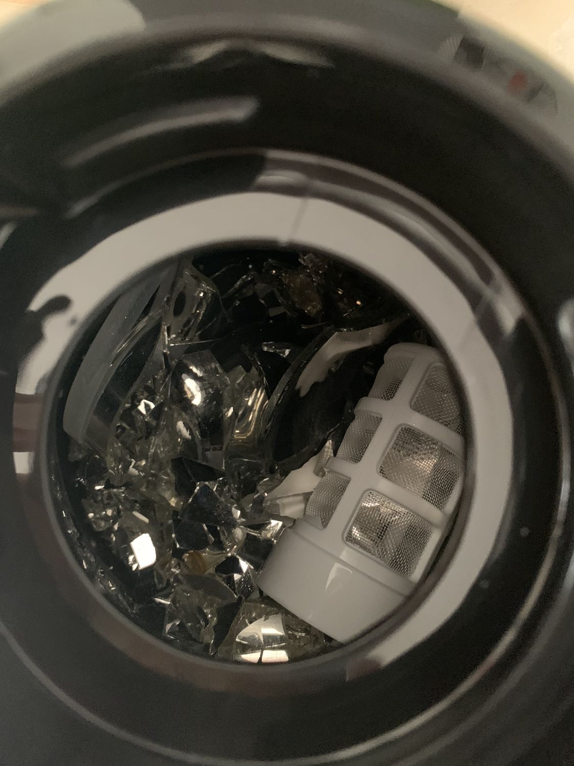 Khi mở ra thì phần thuỷ tinh bên trong đã vỡ hết :( , bình không còn sử dụng được