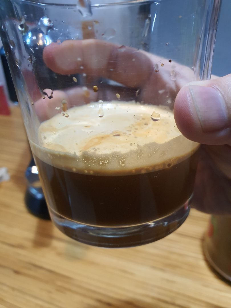 Nhỏ hơn tưởng tượng 1.5 lần. Chỉ vừa cái ly cao bằng tờ giấy note thôi. Tuy nhiên máy xịn xò chắc chắn. cafe ngon hay ko phụ thuộc vào cafe chứ máy ko làm cho cafe ngon hơn ạ.