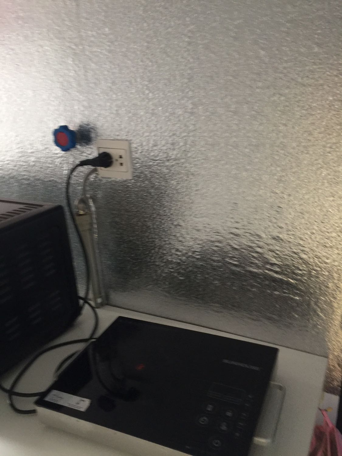 Dễ dán, dễ điều chỉnh khi dán, đặc biệt có thể dán vá những chỗ lỡ tay làm sứt hay bị hở mép ở những chỗ “địa hình khó khăn” mà không lộ vết dán đè. Đẹp, rẻ, giao hàng nhanh. Rất hài lòng khi mua hàng với Tiki ?