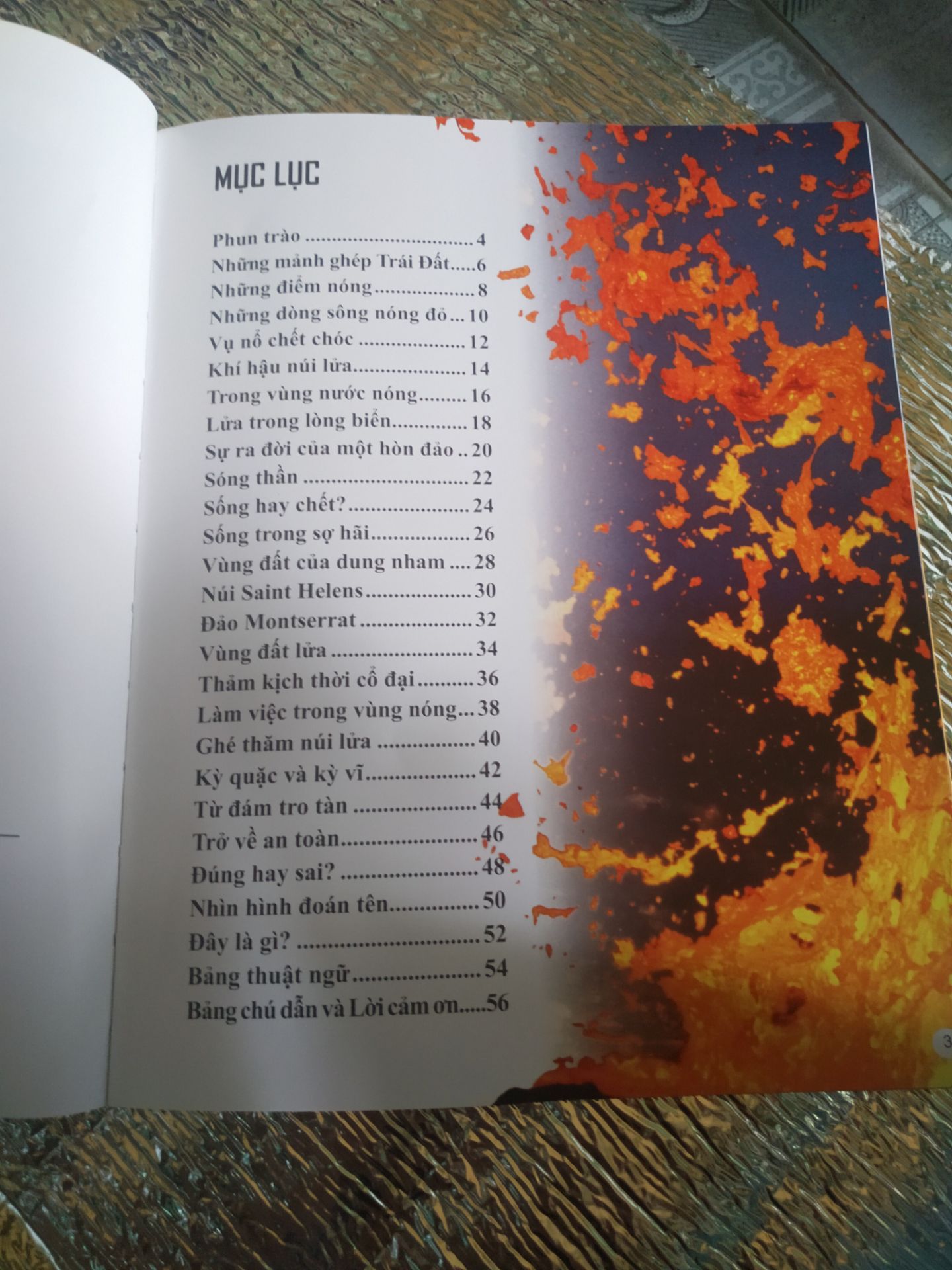 Sách  gần 60 trang, giấy bóng, dầy dặn, in màu rất đẹp. Thuộc bộ bách khoa tri thức về khám phá thế giới cho trẻ em, chủ đề núi lửa. Cuốn sách cho bạn nhỏ tất tần tật các kiến thức về núi lửa. Một chủ đề mà bạn nhỏ nhà mình lúc nào cũng hỏi mẹ, dung nham thế nào, mẹ đã thấy núi lửa phun chưa? Đọc cuốn này xong chắc mẹ phải hỏi lại con vì con biết nhiều về núi lửa hơn mẹ rồi. Rất hài lòng!