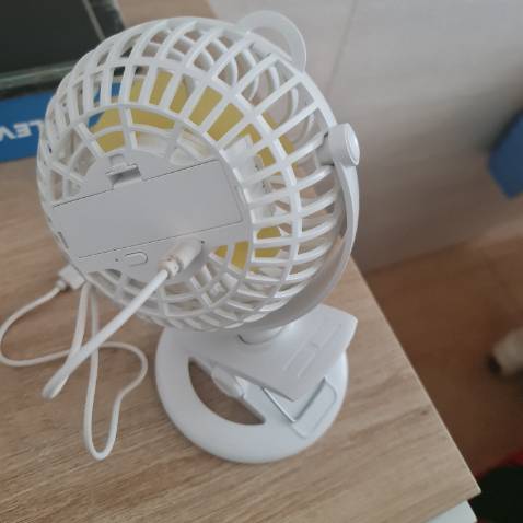 Sai màu sắc. Đặt hàng màu den, giao màu trắng.