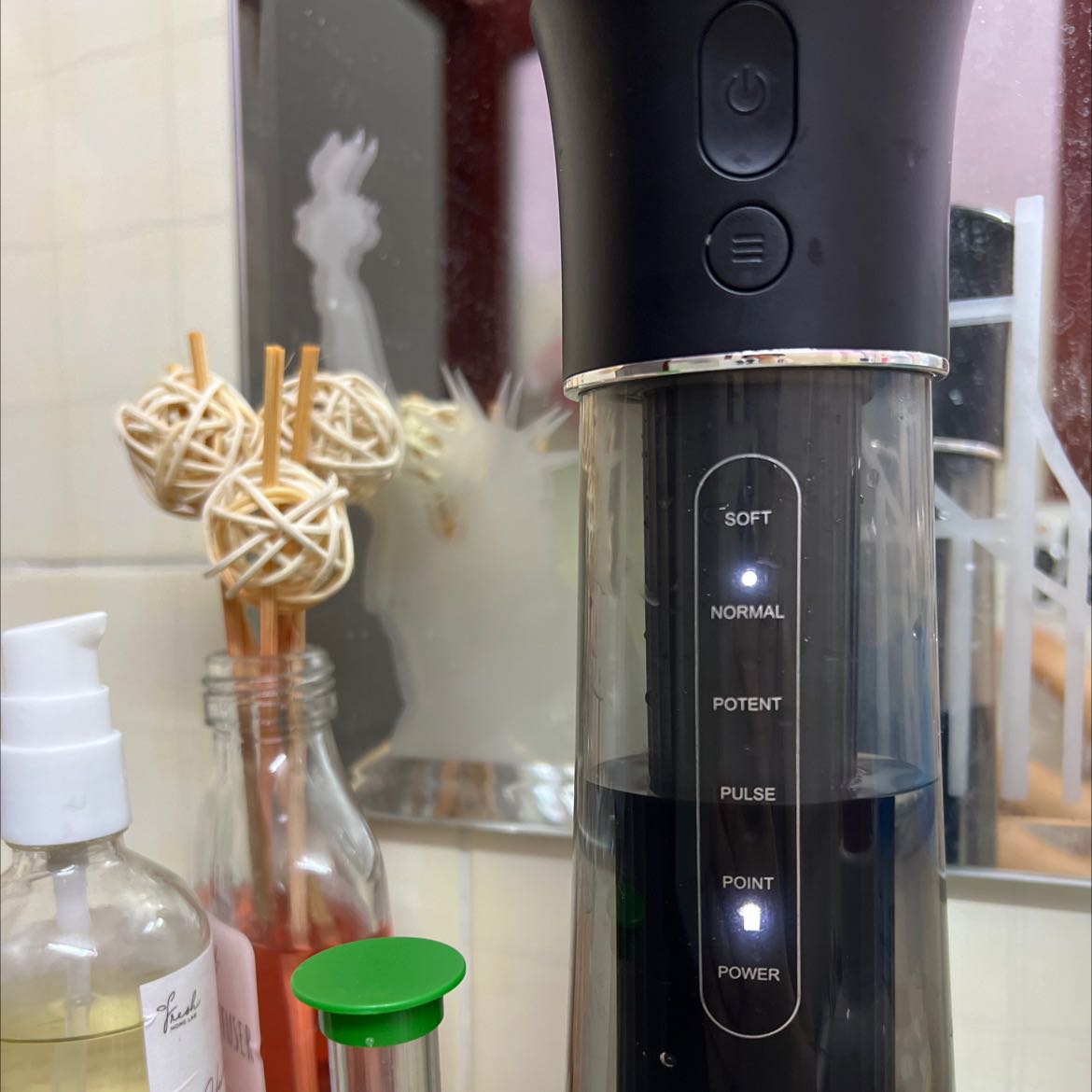 Lực phun nước rất mạnh, có đủ đầu bàn chải để dùng, nh m chỉ thường dùng 1 đầu tăm nước. Có đầy đủ phụ kiện, túi, bàn chải răng,,,,,,