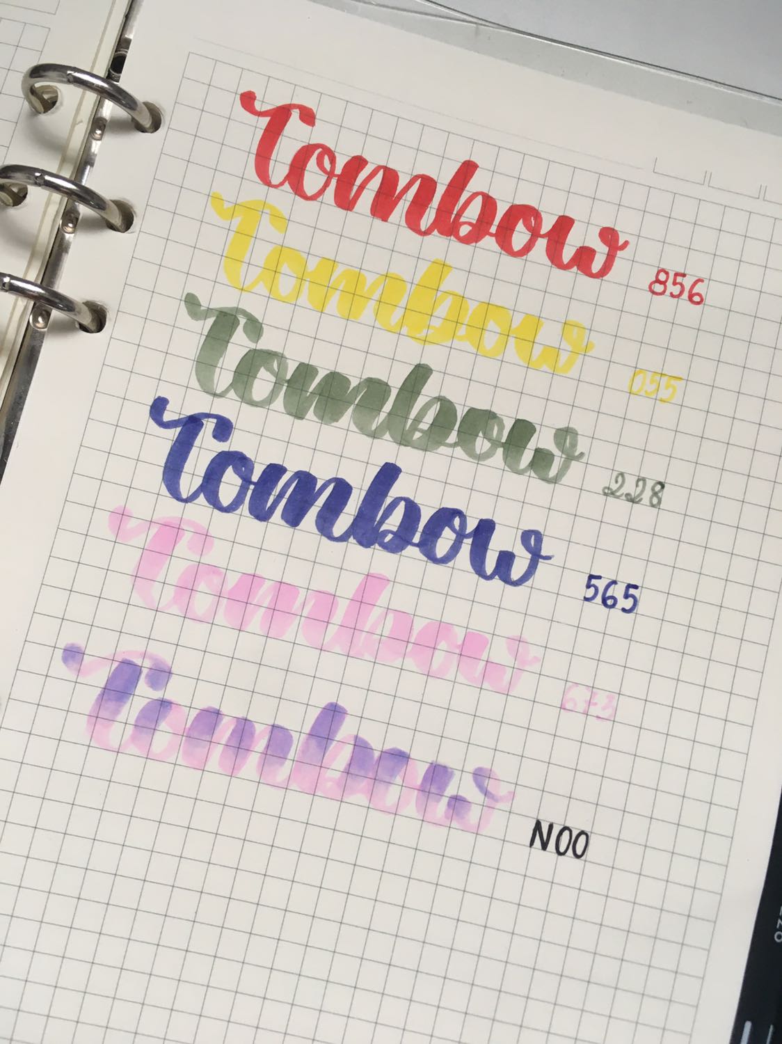 Bút đẹp, viết êm, giá rẻ 35k, đóng gói cẩn thận, bị bụi vài cây ở ngoài nhưng không sao 💯💯💯