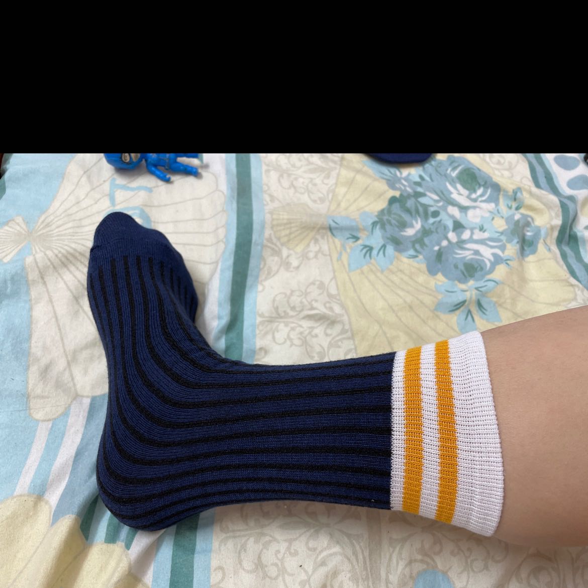 Tất không co giãn, vải mỏng, chiều dài chỉ ngang bắp chân, k kéo lên đầu gối dc