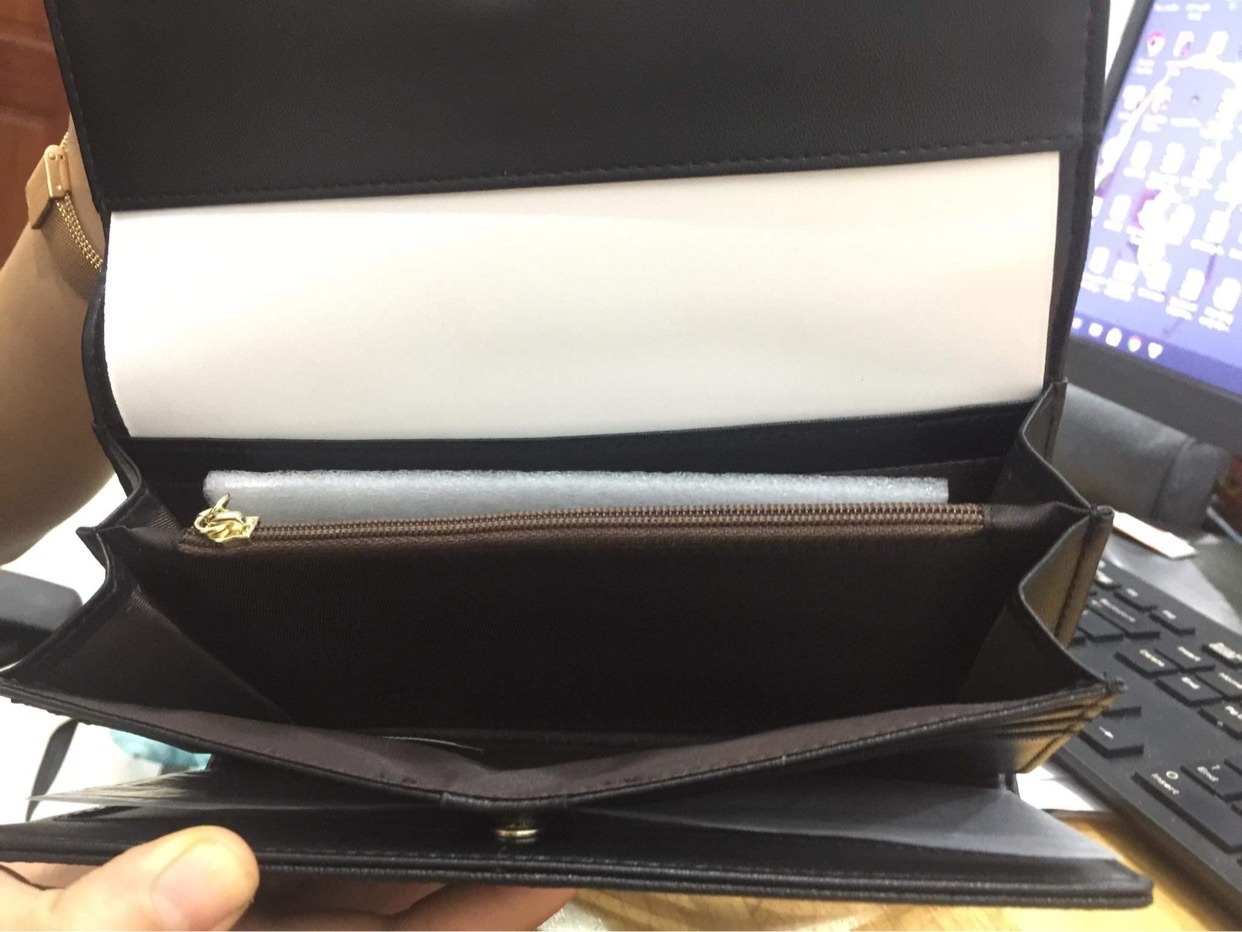 Giao hàng nhanh , mở gói hàng ra mà quá ư là bất ngờ, ví được đụng trong hộp sịn sò, dược bọc mấy lần túi
Ví nhiều ngăn dã man, rộng hơn so với cái ví trước của mình, mình còn để được cả điện thoại :)) Giao hàng nhanh , mở gói hàng ra mà quá ư là bất ngờ, ví được đụng trong hộp sịn sò, dược bọc mấy lần túi
Ví nhiều ngăn dã man, rộng hơn so với cái ví trước của mình, mình còn để được cả điện thoại :))