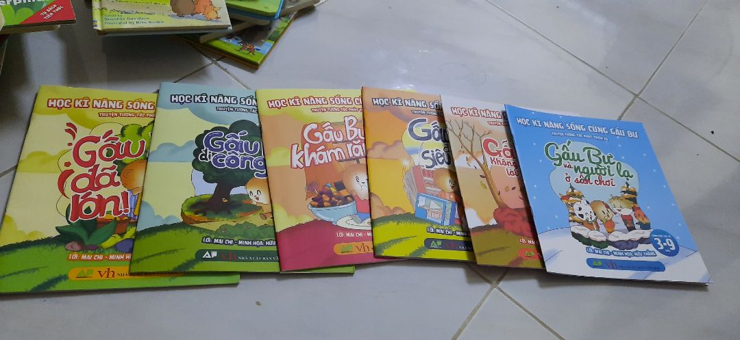 mua vs giá 139k. của APBooks. sách trình bày đẹp, dễ hiểu. có chú thích hình ảnh rõ ràng. sách cho bé 3t trở lên. bé mình 2 tuổi không hứng thú lắm nghe mẹ đọc lắm( 1 phần vì trc đây mình ít đọc truyện cho bé, chỉ bày tương tác nhận diện xung quanh qua tranh, thẻ học) nhưng sau khi mẹ kiên nhẫn chỉ cho bé vài hôm bé bắt đầu để ý nghe và chỉ được ra trong tranh gấu bố gấu mẹ gấu bư và một số từ khóa bằng tranh khác. ?.