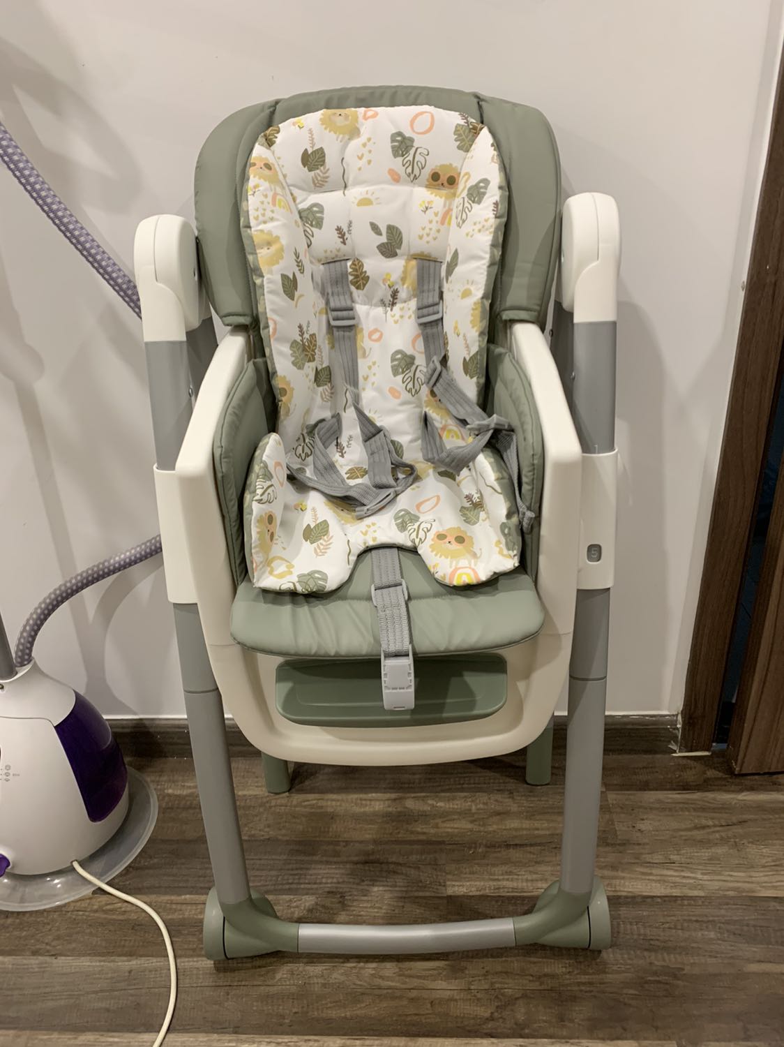 Ghế rất chắc chắn, màu sắc hài hoà, khay ăn to, shop hỗ trợ chọn màu. Bé ngồi hợp tác. Tuy nhiên, nấc thấp nhất của ghế vẫn khá cao, ngửa lưng 3 mức, chỉ thích hợp để ngồi, không có chế độ nằm như ghế Mastela. Nếu có ý định di chuyển nhiều thì nên cân nhắc vì ghế nặng, chỉ thích hợp để ở nhà. Nhìn chung rất hài lòng, hàng của Joie rất xịn xò, không lo về chất lượng.