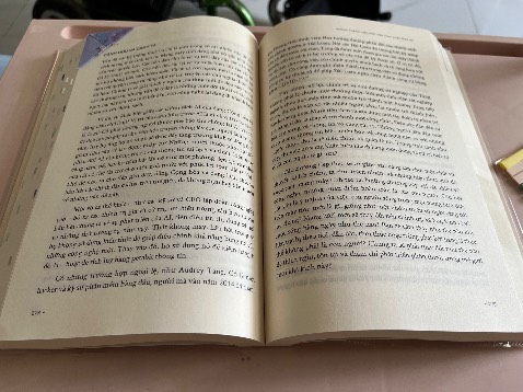 Nội dung cuốn sách không phải là về việc các phiến đá, giấy, báo in... nói cách khác là các hình thức của thông tin được tạo ra như thế nào, mà là vai trò của nó trong lịch sử, trong việc phát triển văn hoá, kinh tế, chính trị như thế nào. Từ đó cho thấy thời đại thông tin của AI đe doạ nền văn minh nhân loại ra sao và ta nên chuẩn bị điều gì để đối phó với nó trong khi con người vẫn còn đang nắm quyền tự quyết. Mới đọc được 2/3 nên review bao nhiêu thôi ạ!