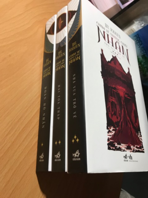 Sách ổn. Tuy nhiên có một cuốn bị móp nhẹ phần đầu và một cuốn có bìa áo hơi nhăn nhẹ phần đầu. Đồng thời, đóng hàng cũng rất sơ sài và không được chống sốc. Nhưng được cái là giao hàng rất nhanh và shipper cũng rất dễ thương. Dù vậy thì vẫn hơi hụt hẫng vì chất lượng sản phẩm vẫn chưa được như mình kỳ vọng.