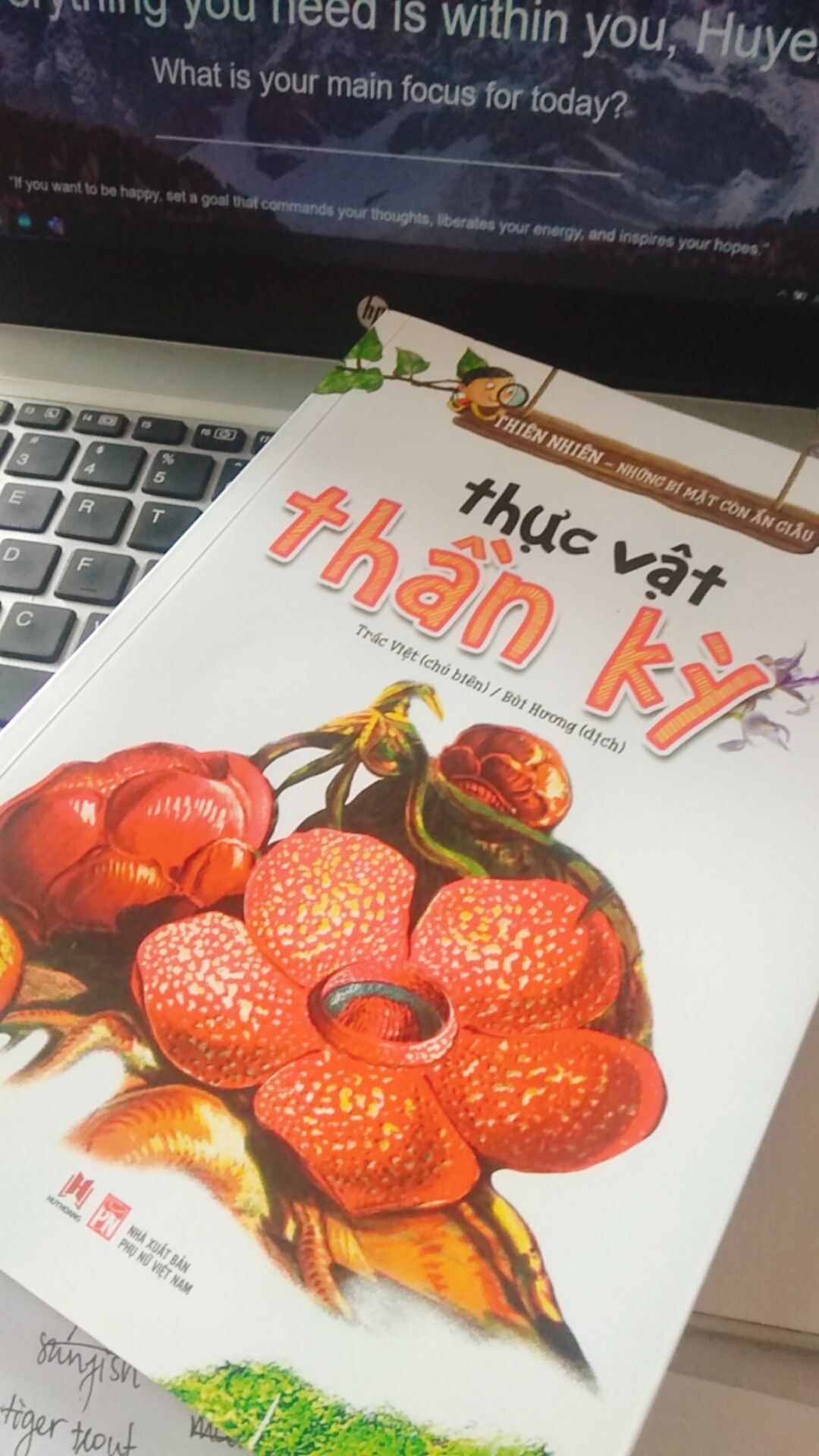 Cực kì hài lòng với cuốn này mọi người ơii. Mình mua đợt sale 50% cho em, mà vô tình lọt hố, mê quá ạ :))) 
Thông tin bổ ích với nhiều loại thực vật, kèm theo hình minh họa in màu siêu đẹp. Cuốn này không chỉ cho trẻ em đọc, mà người lớn cũng rất hợp ạ. Highly recommend cho mọi người!