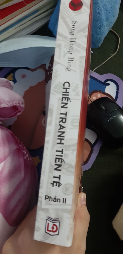 sách dày, to và nặng hơn mình nghĩ =))) ở ngoài nom ẻm cũng khá đẹp mã =)))) bookmark ok. nội dung chưa đọc nhưng nghe nói là rất khách quan và rất hay, dịch thuật thì đợi đọc mới kiểm chứng được. nhma giao nhanh, shipper dễ thương cho mình thiếu 1k. đang dính covid ở nhà cách ly đọc em nó nâng tầm hiểu biết bản thân. nói chung là 5 saooooo