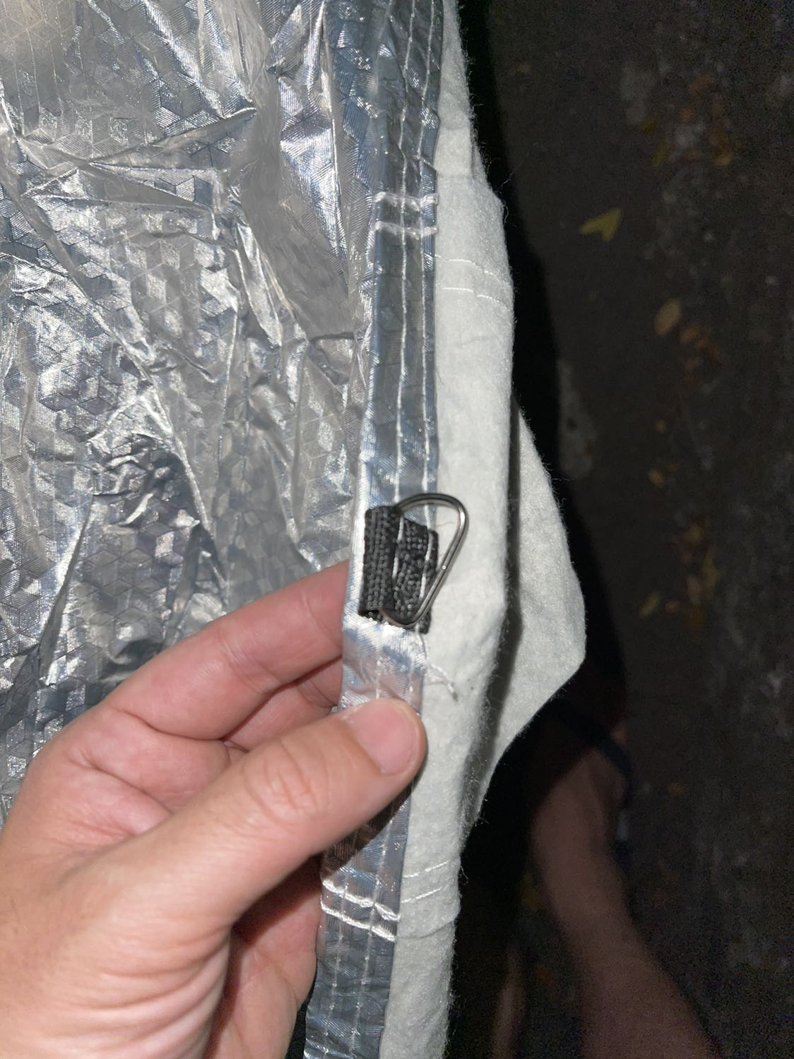 Chất liệu ổn so với giá, có 2 lớp: vải bạt ở ngoài, vải mềm ở trong để tránh trầy xước. Vừa vặn kia morning. Mình không thích màu này lắm, hơi choá mắt, thích mằu trầm hơn. 
    Bạt có khoá (phẹc mơ tuya) tiện khi bạn muốn vào xe mà ko cần phải tháo cả bạt ra, chỉ cần kéo khoá, mở cửa lái là vào dc xe.
    Đi kèm có bao đựng, 2 dây dù dài tầm 6m, một dây kẽm có khoá mình chưa biết để làm ji, ai biết chỉ dùm.
    bạt có 2 chỗ có thể buộc dây dù để ràng bạt vào xe phòng khi gió thổi bay bạt, nhưng mình thấy bố trí vị trí giữa xe là ko phù hợp, nên bố trí dây ở vị trí bốn bánh. (Kèm hình).