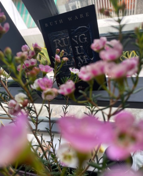 Với "rừng sâu tăm tối", câu chuyện với chủ đề không mới, những bất ngờ có thể dễ dàng bị "bắt bài", các tình tiết khá nhẹ nhàng, không có nhiều yếu tố giật gân hay thót tim. Tuy nhiên, với "rừng sâu tăm tối", Ruth Ware đã ma g đến một câu chuyện với những định hình nhân vật rất gần gũi và có chút thân quen. 
Ai trong chúng ta sẽ đề quen biết một cô nàng Clare đáng yêu, tài năng có chút khuynh hướng là trung tâm vũ trụ. Hay dễ dàng tìm được cô bạn nhiệt huyết, hết mình vì bạn mình đến mức ám ảnh Flo, hay anh chàng Tom đỏm dáng có chút bốc đồng phong trần, người mẹ trẻ cuồng tín đam mê con mình như Melanie, hay cô bạn vừa hóm hỉnh lại bộc trực như Nina, một cô gái khá biệt lập nhưng rất nhạy bén như Nora. Mỗi nhân vật đều mang cho mình một đặc điểm nổi trội, khác biệt để khi cùng tề tựu lại ở buổi tiệc độc thân của Clare đã làm nên một câu chuyện khá thú vị.
Với thể loại trinh thám, "rừng sâu tăm tối" có thể xem là món khai vị nhẹ nhàng, vừa đủ tuy nhiên cũng không kém phần hấp dẫn để những ai mới dấn thân vào có thể thưởng thức.