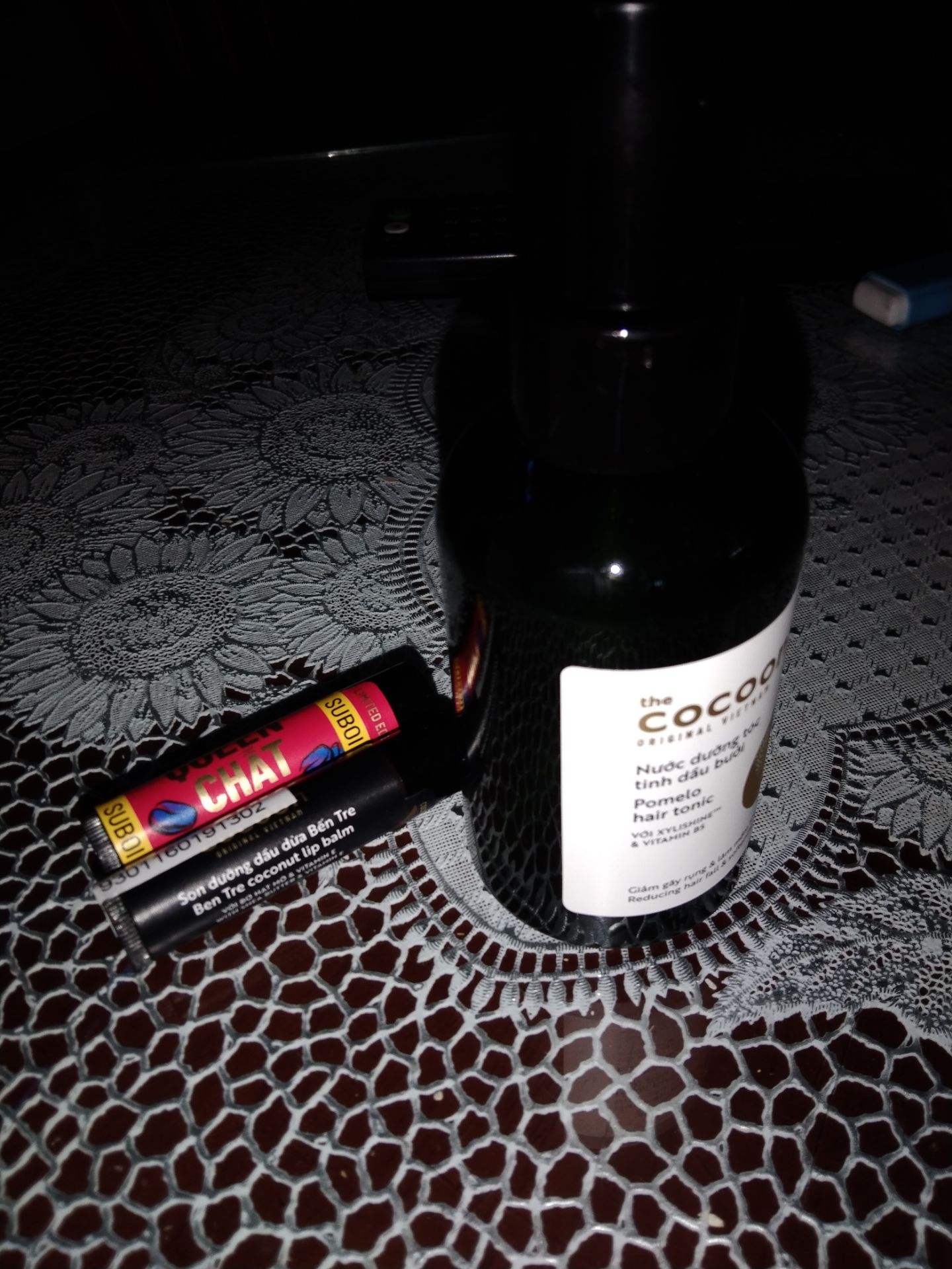 ui xịn lắm nha, thơm lắm nè 
bôi lên cái là môi hết bị khô luôn😉
cái này nên dùng trước khi son cũng okela á nhaaa k bị nặng môi như vaselin