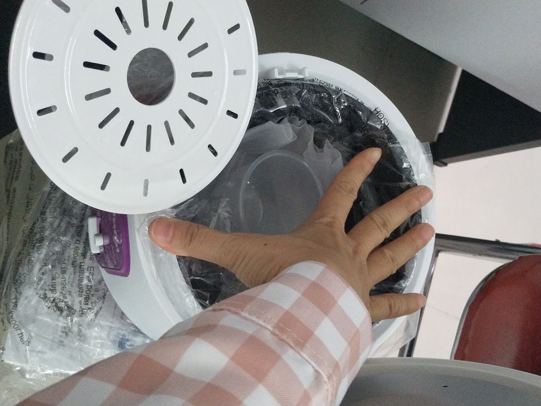 cái nồi nhỏ xinh, dùng nấu cho 1 đến 2 người.mình nhận hàng có đủ vỉ hấp, dây cắm, muỗng xúc cơm. Nồi không có khay hứng nước nhé. Có 2 chế độ nấu cơm và hấp, mình chưa nấu thử nên chưa biết thế nào, ko biết lớp chống dính có được bền lâu không hay một thời gian bị bong xước, nếu nó bị lỗi vậy mình sẽ đăng nhận xét lại cho cả nhà biết nhé.
Có điều nữa là mình ko thấy phiếu bảo hành, cũng không thấy mã nào để đăng ký bảo hành hết á, nếu mà cần bảo hành thì làm sao nhỉ? vẫn là phải gọi qua hỗ trợ Tiki phải không nhỉ?