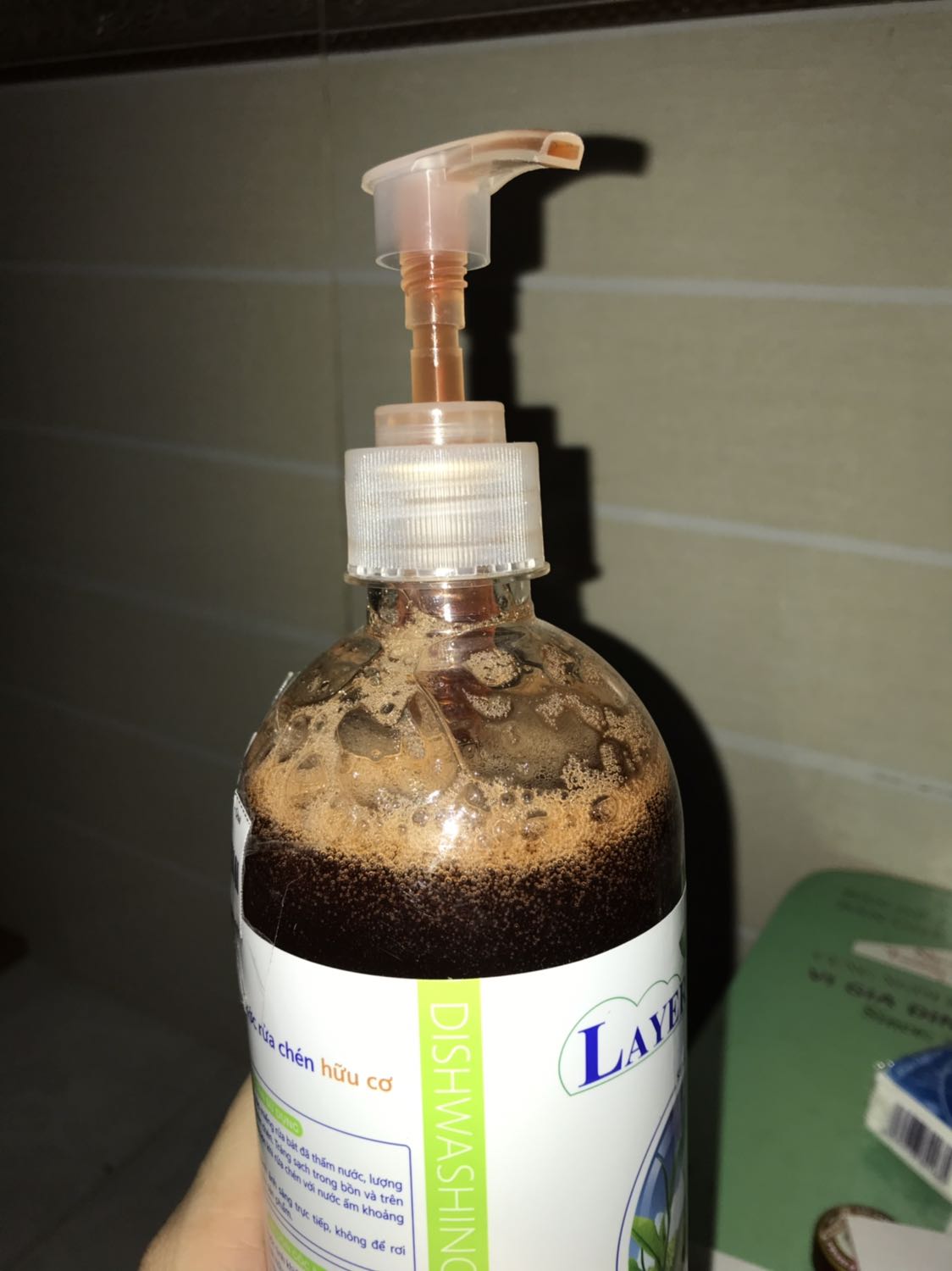 Mình mua hàng ở Tiki khá nhiều lần. Đây là lần đầu tiên nhận sản phẩm bị bung rơi phần vòi và xà phòng chảy ra hộp. Tiki vui lòng xem lại quy trình đóng gói sản phẩm. Cám ơn anh giao hàng chịu khó gửi hàng gần 19g và giao hàng sớm hơn thời gian dự kiến đến 4 ngày).
Nước rửa chén sạch, mùi không nồng hay thơm gắt như các loại nước rửa chén hóa chất. Không bị khô da tay nên mình dùng làm nước rửa tay. Sẽ ủng hộ sản phẩm này.