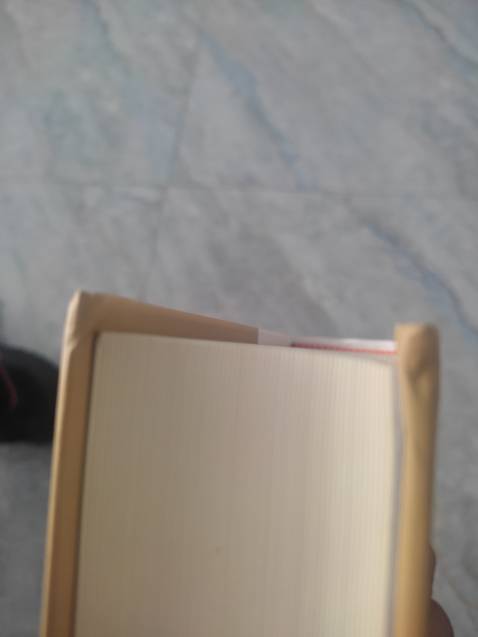 Sách bị lỗi nặng. 2 góc trên bị cấn quặp vào trong góc dưới sách bị rách. Mong muốn đổi trả hàng