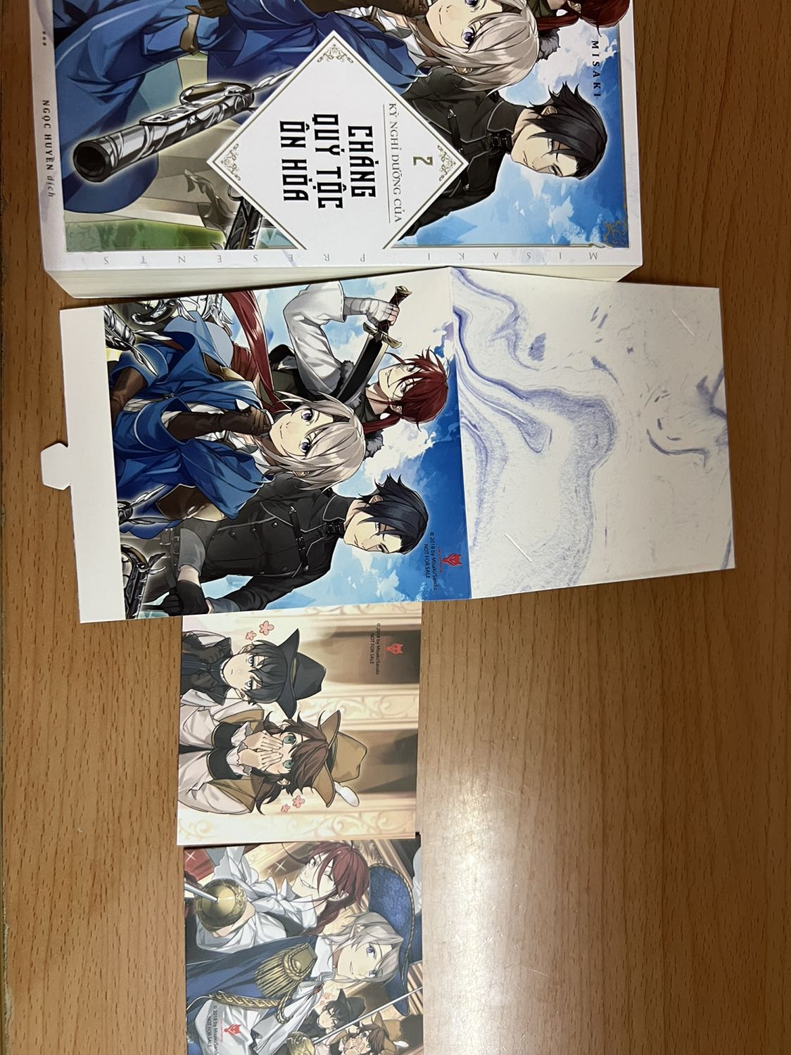 Giao hàng nhanh., đóng giấy kiếng nên ko bị ướt mưa. Phụ kiện đầy đủ, chất lượng giấy tốt
Lời văn dịch dễ hiểu, dù có một số đoạn đọc vẫn không tự nhiên lắm (không giống văn Việt lắm). Hành trình làm nhà thám hiểm của Lizel vẫn cuốn hút và đầy sự bất ngờ