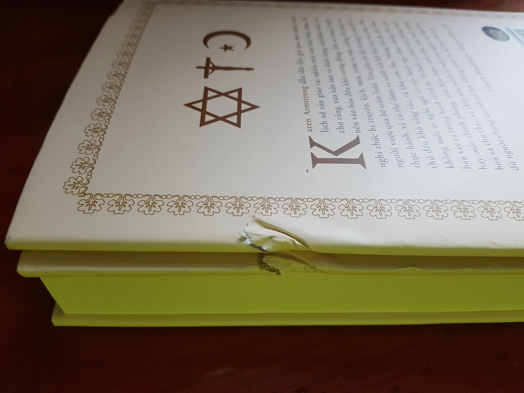 Mình thấy mọi người bảo khó đọc nhưng thử chinh phục xem sao. Sách còn màng co mà giao hàng bị móp hết 1 miếng, dù bìa cứng. Buồn ghê. Mấy anh chị đóng gói, vận chuyển kĩ dùm. Tụt hứng.