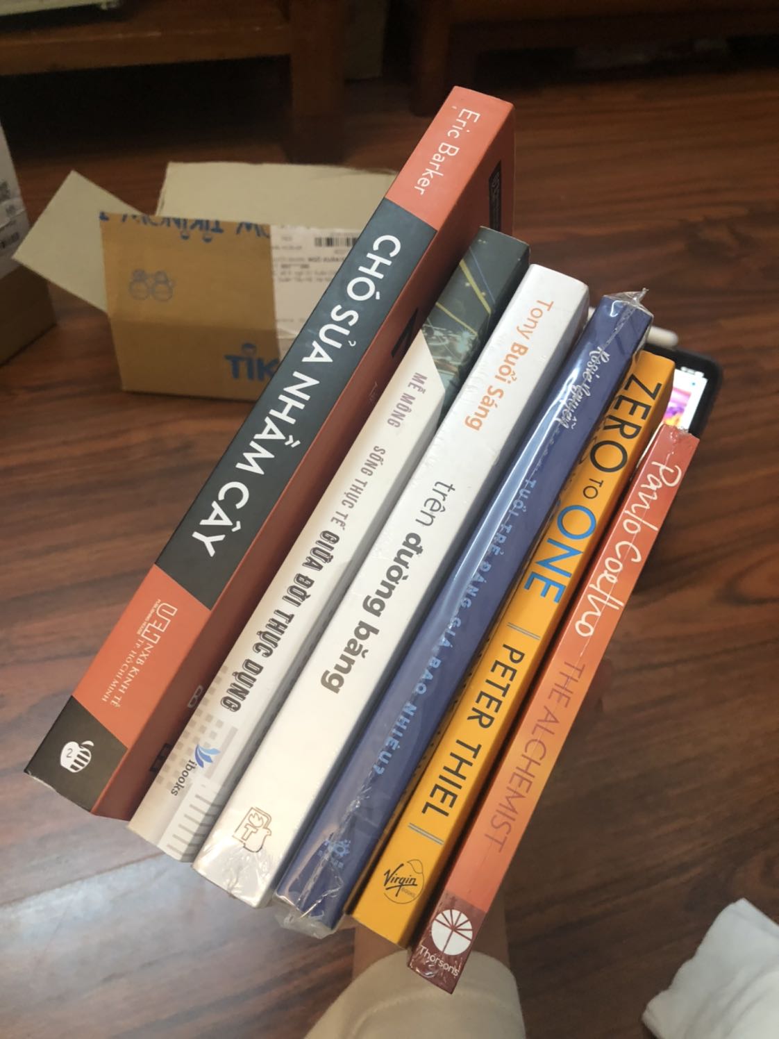 - Hàng Tiki giao cực nhanh, nhanh hơn hẳn 1 tuần so với dự kiến làm mình rất hài lòng.
- Có 1 số sách đc bọc, có 1 số không nhưng mới toe, rất chất lượng. Bên trong như nào thì chưa biết.
- Riêng quyển Zero to One bị nhiều vết móng tay cấu lên, một góc sách bị bung bìa, bẩn 1 số chỗ nhưng lau đc. Nhưng không sao, thế là cx đc rồi.

Cảm ơn Tiki