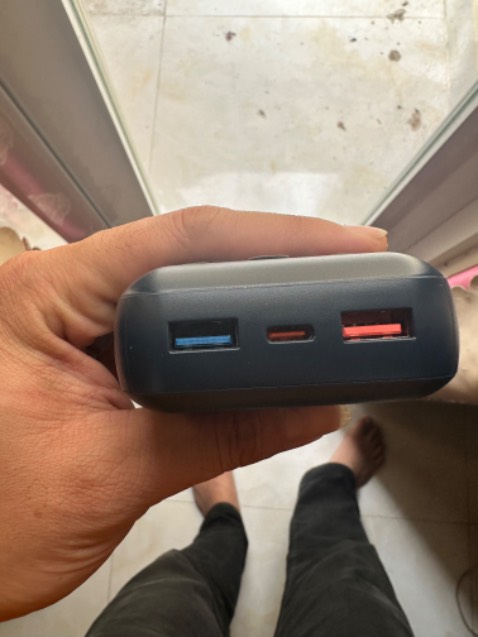 Nặng, chắc chắn, sạc qua ốp lưng rất chập chờn, lúc có lúc không. Sạc Ip 14 prmax khoảng 1 lần rưỡi là cạn pin. Hi vọng dùng bền. Cho shop 5* ủng hộ