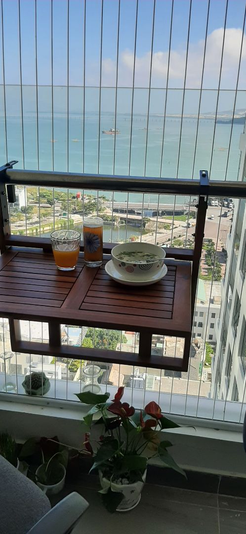 Quá tuyệt vời, tiếc là lâu nay cứ nghĩ kg có nhu câu dùng, ai dè mua xong hầm bồ câu, bò bắp, bò nạm, chân giò, xương heo để nấu cháo, bún, phở cho gia đình ăn. hầm 1h cho chân giò mà nó rục quá mức, lần sau chắc cài 30' rồi giữ áp suất qua đêm nữa là đẹp. hấp cả khoai lang, nấu chè nữa nha các bạn.  chồng con đã kg còn nhu cầu ra ngoài ăn sáng nữa vì ở nhà được ăn nhiều thịt bò và chân giò hơn ngoài tiệm lại free. kk