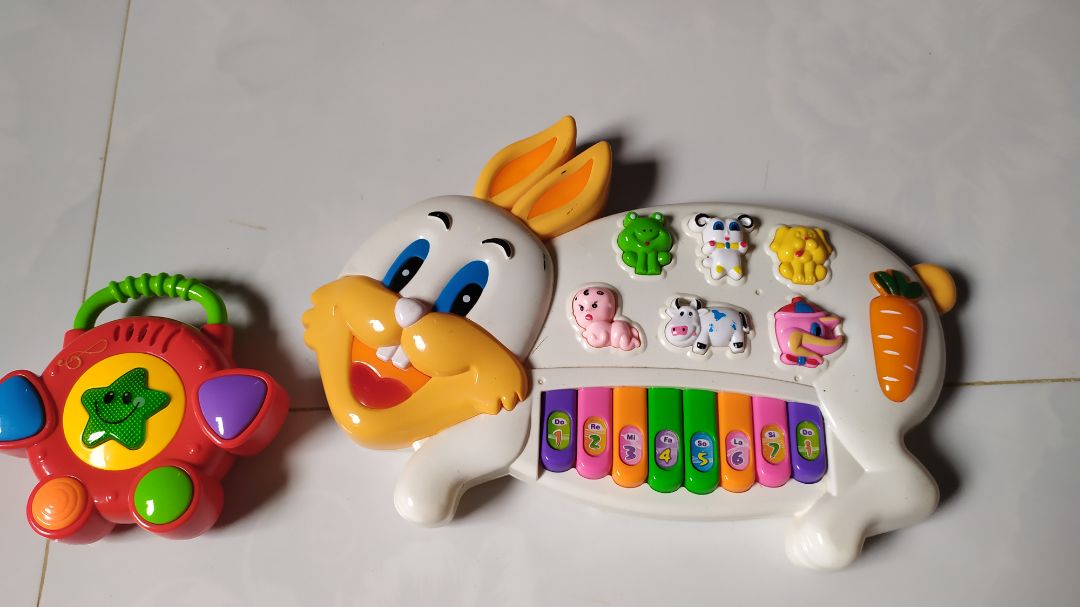 Tiếng nhạc hơi nhỏ, mấy cái lỗ chỗ loa bị kín mít, mình phải đục nó ra mới to lên được, nhìn nhỏ gọn, màu sắc nét, đẹp nhưng so với mấy cái đàn thì hơi đắt vì chỉ có 4 bài nhạc và rất ngắn?, bé dưới 6 tháng xài thì ok chứ lớn hơn thì bé chán nhanh lắm!