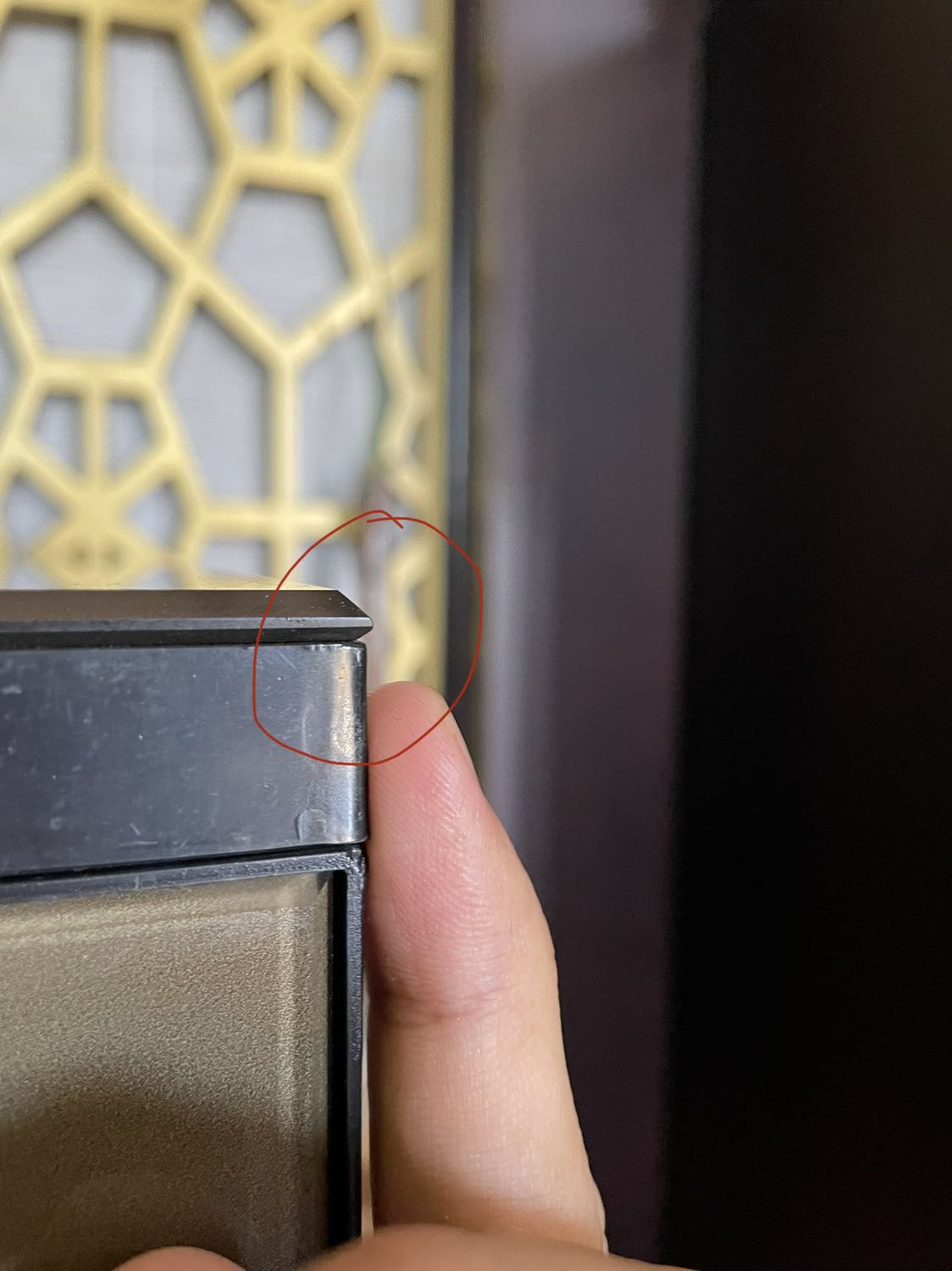 1. Giao hàng: giao hàng trễ, bên vận chuyển niêm yết thông tin không chính xác. Hẹn giao 25/12, nhưng đến 29/12 thì niêm yết hệ thống báo là giao không thành công do khách không nghe máy (nhưng thực tế là mình ko có nhận đc cuộc gọi nào). Đến 30/12 thì giao (sau 2 lần mình gọi hỏi tổng đài)
2. Sản phẩm:
2.1: khung gầm bằng nhựa không chắc chắn lắm, ko cố định bình chứa nước dự trữ. Chốt bị gãy khi lắp đặt. 
2.2: kính cường lực bề mặt ko đc khớp với khung máy nên bị lòi 1 chút ra ngoài (~1mm) khá sắc nhọn có thể gây xước
2.3: máy có công tắc bên trong nhưng ko có hiển thị Tắt/Mở do đèn ko sáng. Đầu dây nguồn motor to hơn lỗ chờ nên phải cắt đầu nối lại 1. Giao hàng: giao hàng trễ, bên vận chuyển niêm yết thông tin không chính xác. Hẹn giao 25/12, nhưng đến 29/12 thì niêm yết hệ thống báo là giao không thành công do khách không nghe máy (nhưng thực tế là mình ko có nhận đc cuộc gọi nào). Đến 30/12 thì giao (sau 2 lần mình gọi hỏi tổng đài)
2. Sản phẩm:
2.1: khung gầm bằng nhựa không chắc chắn lắm, ko cố định bình chứa nước dự trữ. Chốt bị gãy khi lắp đặt. 
2.2: kính cường lực bề mặt ko đc khớp với khung máy nên bị lòi 1 chút ra ngoài (~1mm) khá sắc nhọn có thể gây xước
2.3: máy có công tắc bên trong nhưng ko có hiển thị Tắt/Mở do đèn ko sáng. Đầu dây nguồn motor to hơn lỗ chờ nên phải cắt đầu nối lại