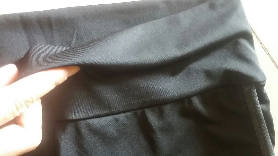 Quần vải mỏng mát. phom đẹp. nhưng đường chỉ xấu. Mình không rành chất vải nhưng theo cá nhân thì vải không đẹp. Lưng quần bản to mà luồn thun bản nhỏ làm mình phải  suy nghĩ không phải hàng chính hãng