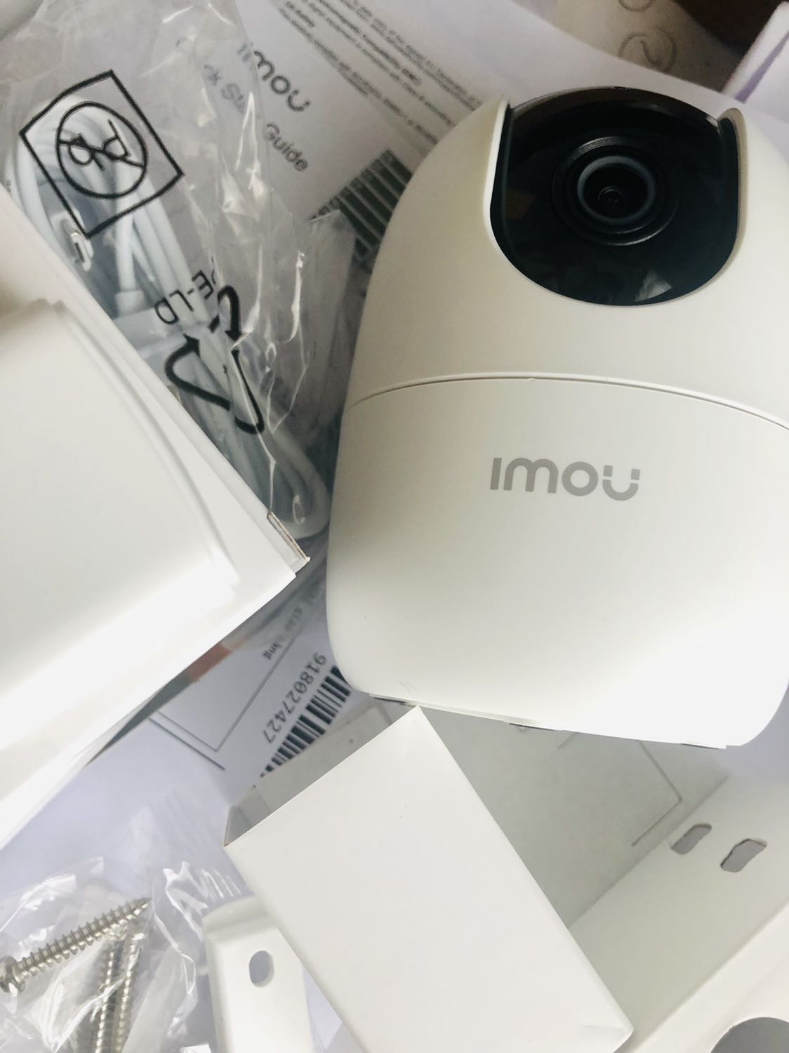 Sản phẩm được đóng gói cẩn thận, hình thức chỉnh chu, có nhiều ngôn ngữ để lựa chọn cài đặt, hướng dẫn khá đơn giản và dễ thực hiện từng bước, có tặng kèm thẻ nhớ lưu trữ DSS 32 GB. Do wifi nhà mình hơi yếu nên chưa trải nghiệm gì nhiều hơn nhưng mình cảm thấy hài lòng vì khi khởi động thì camera chuyển động lên xuống, qua phải và qua trái khá mượt và êm. Cảm ơn shop và nhận xét của mọi người đã giúp mình lựa chọn sản phẩm