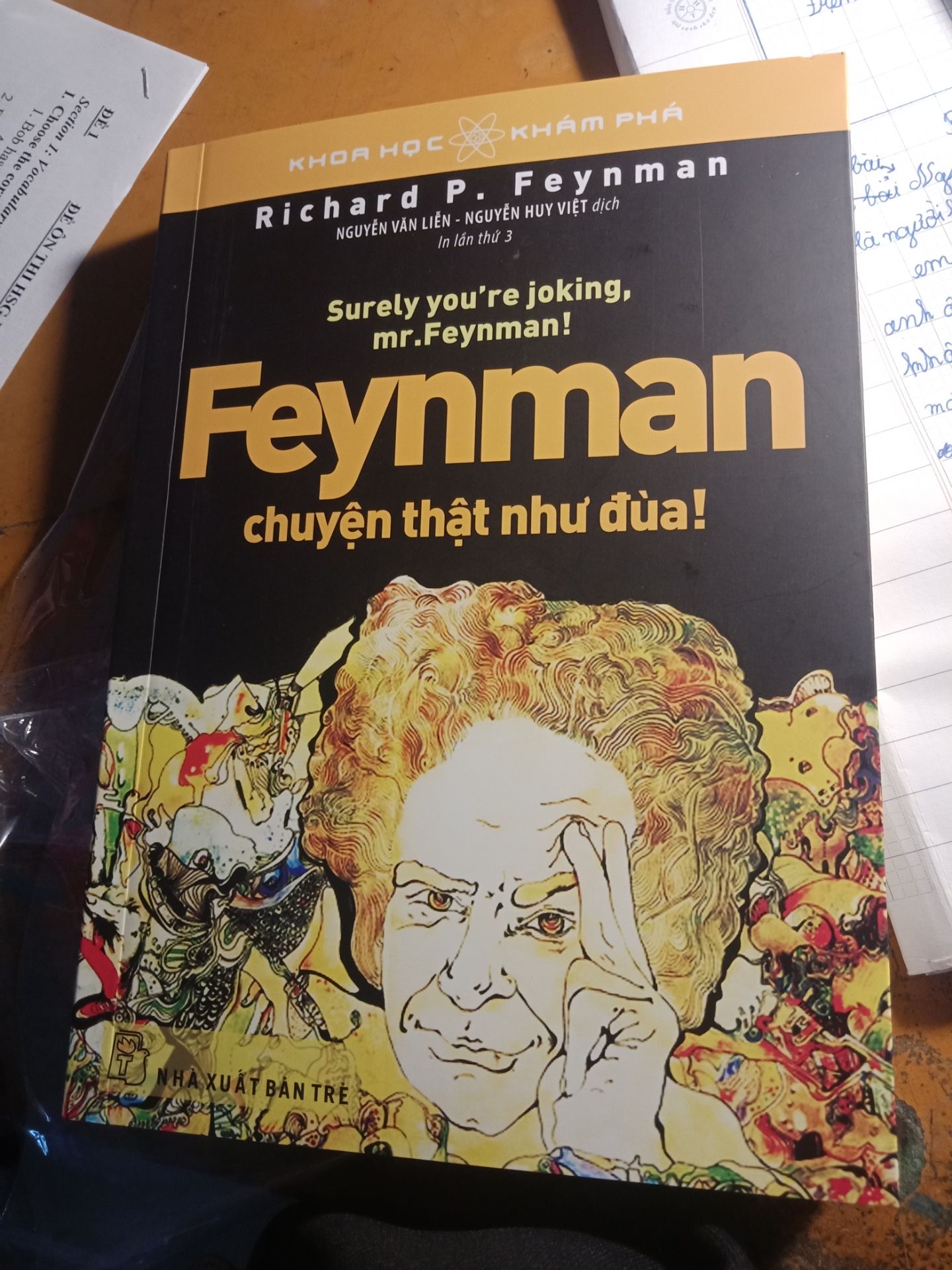 Mình biết đến quyển sách khi kiếm trên mạng làm thế nào để học hiểu quả, và mình thấy 1 cách học được cả Bill Gates áp dụng đó là cách của giáo sư Feynman, ông ấy nói rằng: Khi bạn chưa giải thích được cho 1 đứa trẻ 12 tuổi hiểu được vấn đề chứng tỏ bạn chưa thực sự hiểu được vấn đề đó. Mình tìm thấy quyển sách này và quyết định mua nó. Đây quả là lựa chọn đúng với mình vì đọc quyển sách rất cuốn hút. Cách ông ấy nói về câu chuyện của mình cũng như về khoa học làm mình cười bể bụng. Tác giả là một nhà khoa học về vật lí nhưng có cách diễn đạt thật sự thú vị và cũng tấu hài. Mình thích tính cách thẳng thắn và cách làm việc của ông. Đọc quyển sách bạn sẽ thấy là một nhà khoa học, điều đầu tiên là do có sự tò mò về thế giới, bạn phải thử làm và kiên nhẫn với nó. Cuốn sách cho ta biết rất nhiều về khoa học, những gì thật sự diễn ra ngoài đời sống. Đọc cuốn sách mình đã học hỏi được rất nhiều điều, các bạn đừng mua cuốn sách này đọc nhé vì sẽ bị nghiện luôn đấy  ?