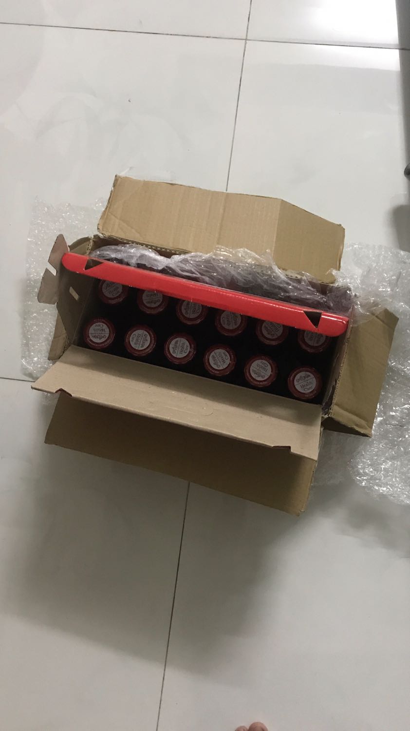 Tôi mua 2 lốc giá 414 ngàn đồng, mà giao có 1 lốc ? Bình thường tôi cẩn thận kiểm hàng rồi mới nhận, hôm nay bận việc quá, nên vội vội vàng vàng nhận hàng ko kiểm, 1 lúc sao kiểm thì thấy có 1 lốc !