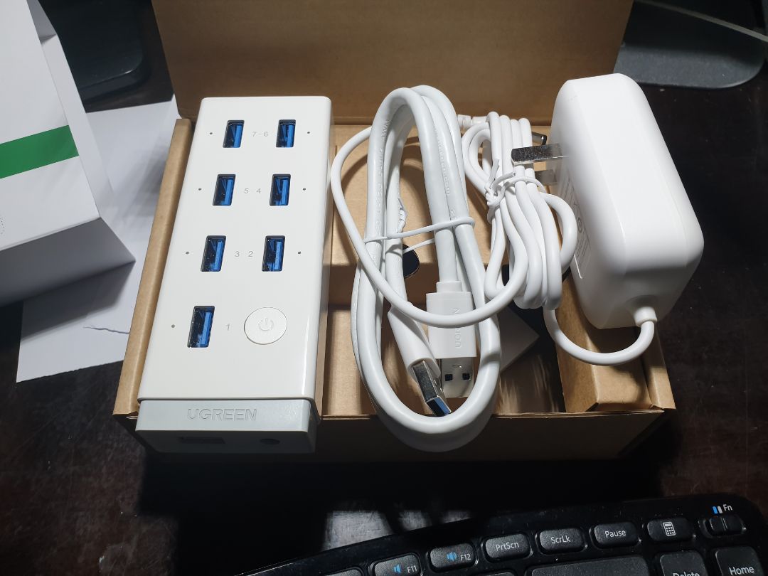 Sản phẩm hoàn thiện rất tốt có nút bật tắt chung cho các cổng. Đã dùng đến 4cổng: 1 chuột,1 bàn phím, 2 máy in (một in phun, một laser), mà vẫn chưa cần sử dụng nguồn phụ.