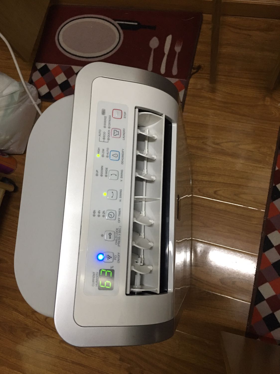 Mình đặt hàng hôm trước, hôm sau đã nhận được máy. Cho máy chạy 3 tiếng được kha khá nước trong bình. Máy chạy rất êm ái, lúc máy hoạt động có khí nóng nên mình chỉ hút chỗ không có người. Tủ bếp nhà mình hay ẩm nên mở hết cửa ra hút ẩm và khử mùi. Mình mới dùng thử thấy rất hài lòng. Nhà bạn nào tủ bếp, tủ quần áo ẩm nên mua máy này.