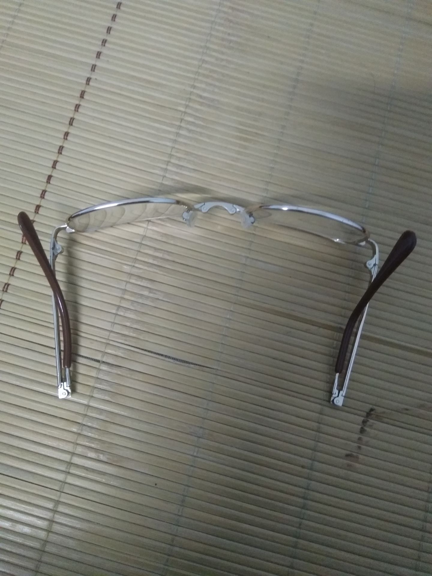 Giao hàng đúng hạn. Khung, gọng mạ trơn, nhẵn, các khớp tương đối trơn tru. Mắt kính hơi nhỏ so với hình giới thiệu.