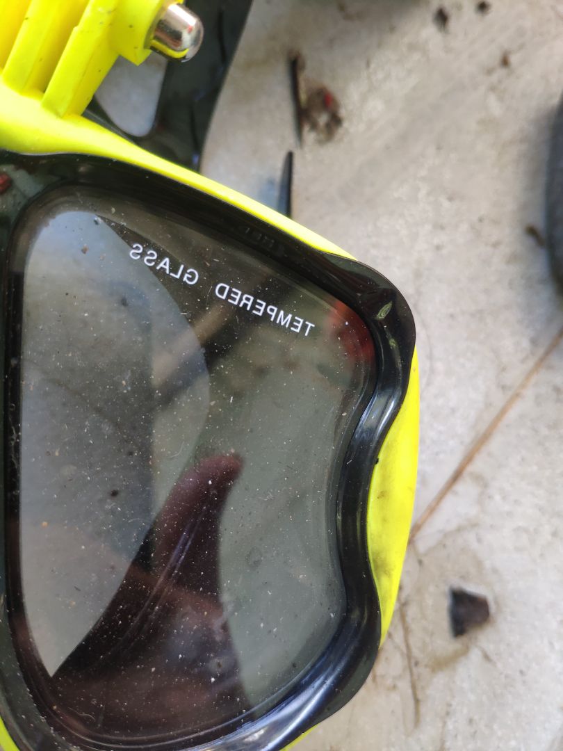 kính hở mí của kính với khung kính nước vô ròng ròng . do chất lượng kính chứ không phải không biết đeo hay tóc vô mép kính với mặt nhé.