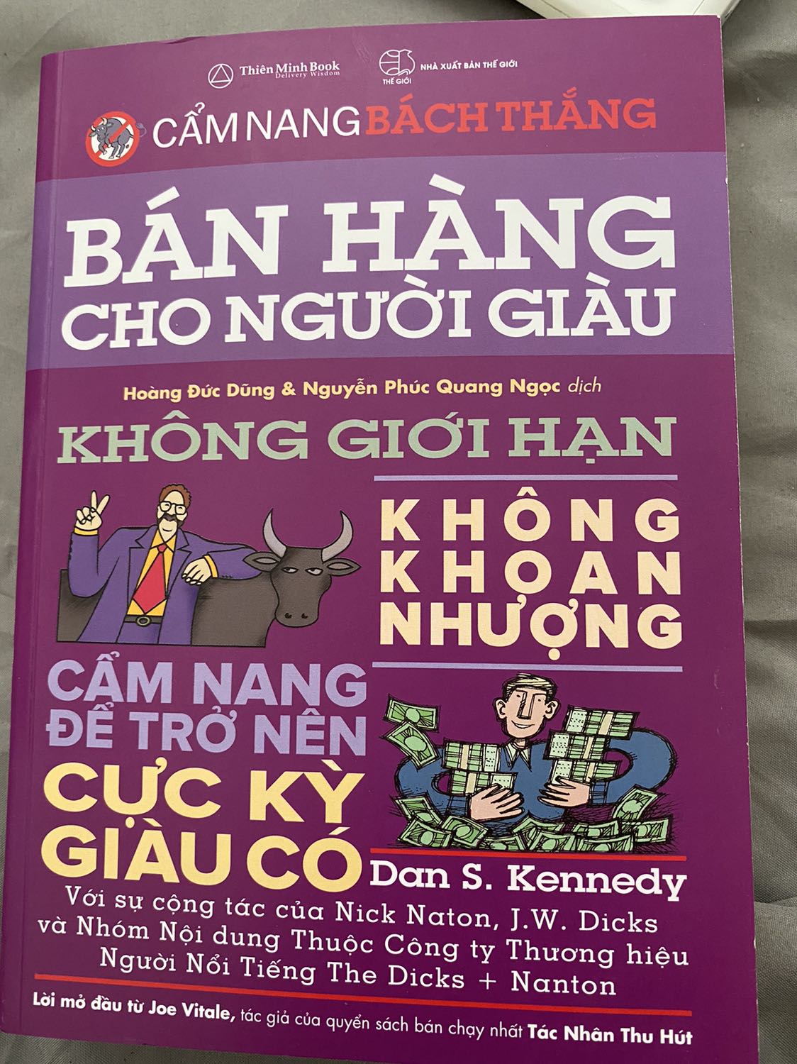 Một cái bìa sách “tham lam” nói thiệt là tui chưa bao giờ thấy cái bìa sách nào nhiều chữ như vậy luôn. Và nó cũng rất là dày nữa nha. Đọc xong, thẩm thấu và thực hiện là 3 quá trình hoàn toàn khác nhau. Chưa kể là thực hiện đến đâu. Nếu phân khúc khách hàng của bạn là người giàu, nhất là người giàu Âu Mỹ thì tui nghĩ là cần tham khảo quyển này!