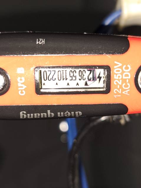 Hàng ọp ẹp, các khớp nhựa ko kít, hiển thị điện áp ko rõ ràng