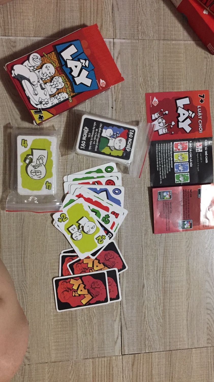 Remake của Uno nhưng có thêm mấy cái luật bựa tạo thêm độ thư vị do có thể thay đổi cục diện của game. Giấy cứng, in đẹp . Quá đáng tiền cho một game chất lượng, sẽ mua thêm. Tuy nhiên là các quân bài rất dễ dơ nên mua thêm sleeve để bọc cho được bền đẹp. Remake của Uno nhưng có thêm mấy cái luật bựa tạo thêm độ thư vị do có thể thay đổi cục diện của game. Giấy cứng, in đẹp . Quá đáng tiền cho một game chất lượng, sẽ mua thêm. Tuy nhiên là các quân bài rất dễ dơ nên mua thêm sleeve để bọc cho được bền đẹp.