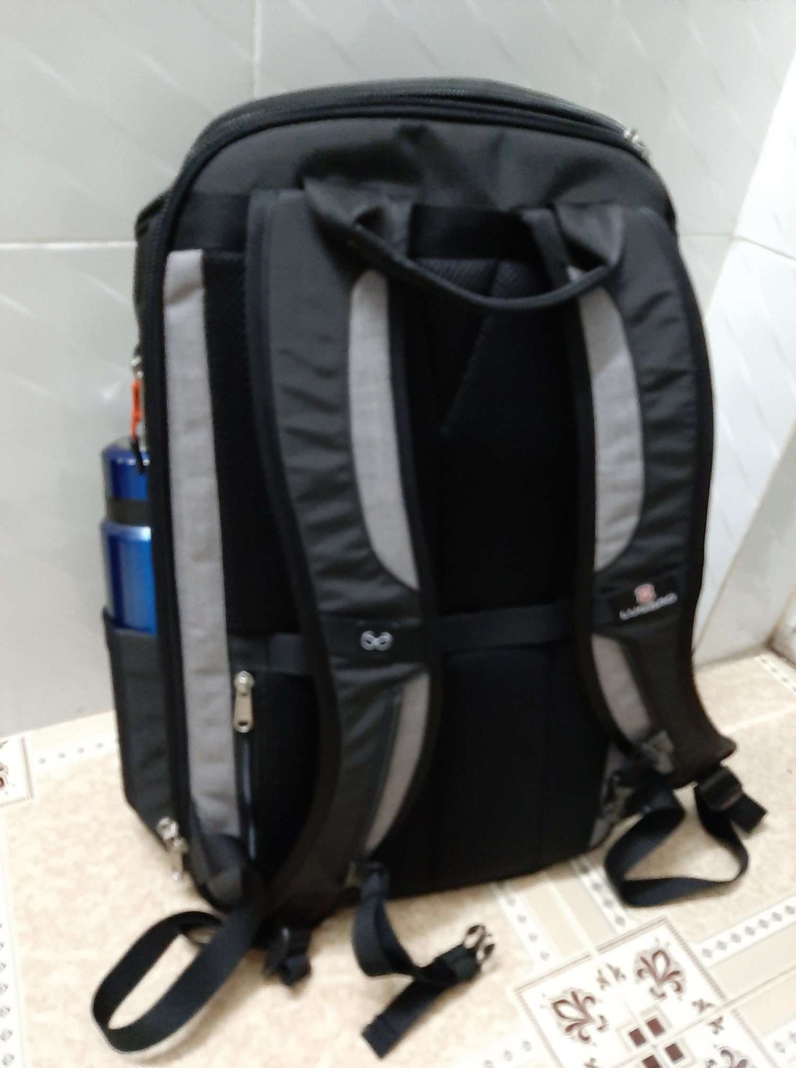 Chất liệu vải, dây kéo khá tốt, thiết kế rất phù hợp với laptop 17". Duy nhất 1 điều không hài lòng là không có dây trợ lực dưới bụng. Việc mang nặng sẽ hơi đau vai vì chỉ có 1 dây trợ lực trên. Nhưng vẫn cho 5* vì sản phẩm tốt.